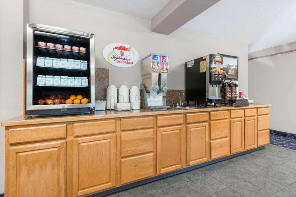 Super 8 By Wyndham Beloit Hotel Exterior photo